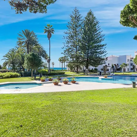 3 Bedroom Pool View Apartment *