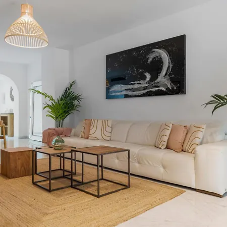 3 Bedroom Pool View Apartment *